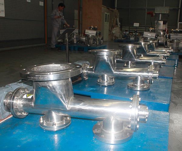スクリュー給炭機の製造者